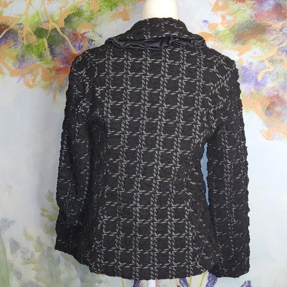 Per Una Womens Size 14 Black Textured Jacket With Ruffled Collar & Button Detail - Picture 4 of 6
